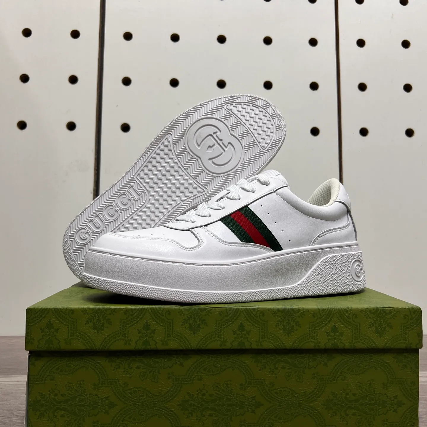 Factory price: 400💰Gucci original quality.~ Unique modern style sneakers. 🏃A must-have casual shoe for trendy men😍😍 Imported cowhide, sheepskin foot pads (refuse to discolor and grind feet) soles: Original soles specially provided by the original factory, French lazy style design ⚠️Fit to the feet, original quality, super comfortable original soles. Just like shooting the real thing 🎬The real thing is better, high-quality sneakers, size: 38-44 (45 and 46 can be customized)